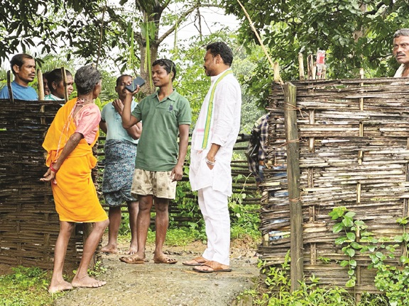 बाढ़ प्रभावित ग्रामीणों से मिले जिपं अध्यक्ष, पहुंचाया राशन बाढ़ प्रभावित ग्रामीणों से मिले जिपं अध्यक्ष, पहुंचाया राशन