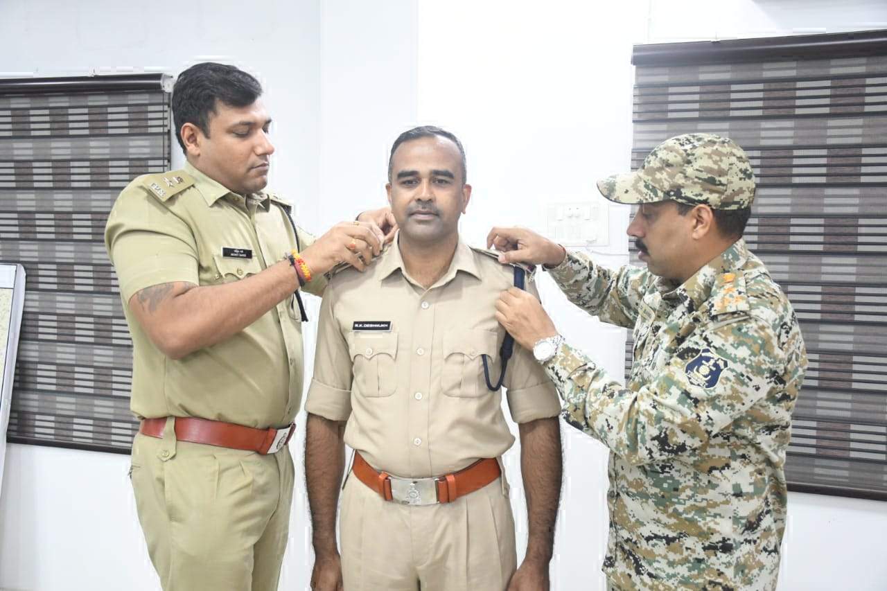 एसपी ने देशमुख को स्टॉर लगाकर किया पदोन्नत एसपी ने देशमुख को स्टॉर लगाकर किया पदोन्नत