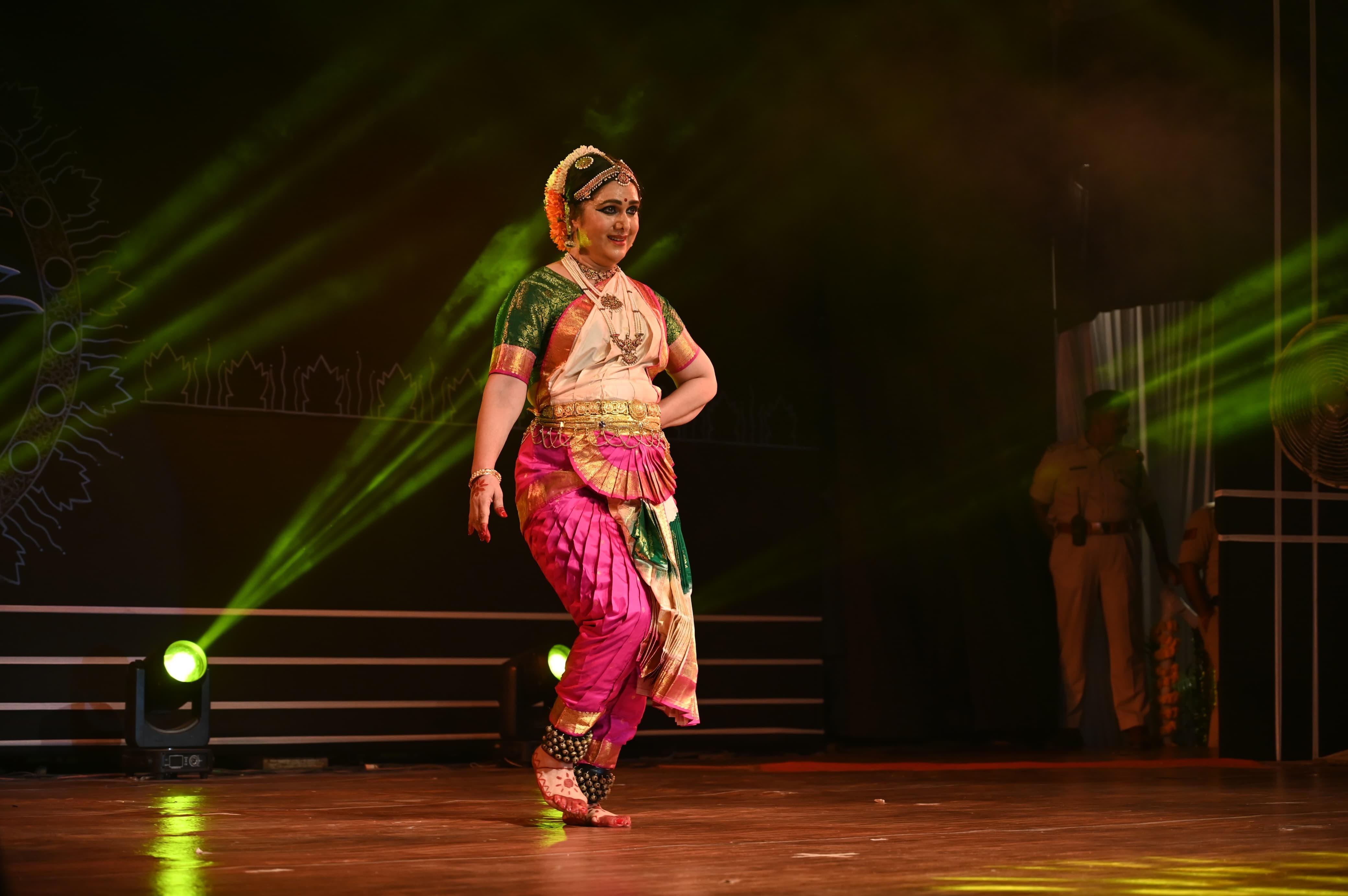 मीनाक्षी शेषाद्रि ने दी घुंघरू को समर्पित मनमोहक प्रस्तुति मीनाक्षी शेषाद्रि ने दी घुंघरू को समर्पित मनमोहक प्रस्तुति
