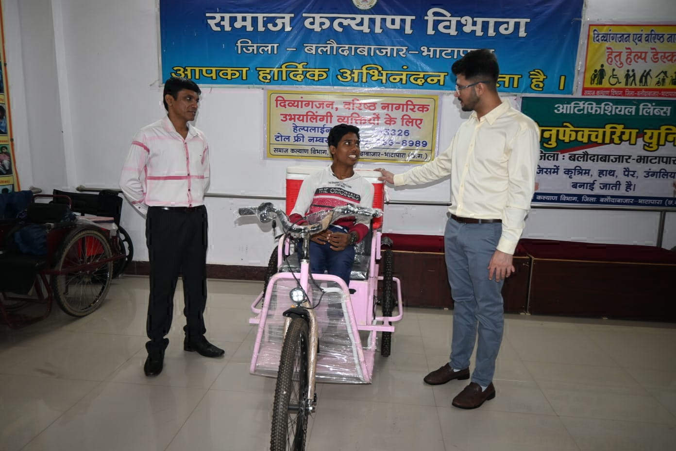 मुकेश को मिला मोटराइज्ड ट्राईसिकल,स्कूल आने -जाने में होगी सहूलियत मुकेश को मिला मोटराइज्ड ट्राईसिकल,स्कूल आने -जाने में होगी सहूलियत