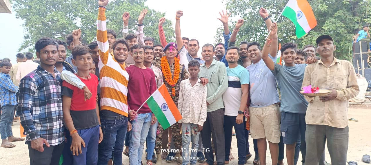 सीआरपीएफ की ट्रेनिंग कर गांव पहुंचे खुमेश का स्वागत