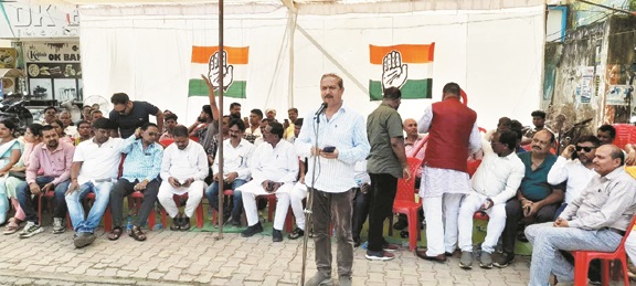 निर्माण सामग्रियों और बिजली दरों में वृद्धि के खिलाफ कांग्रेस ने दिया धरना