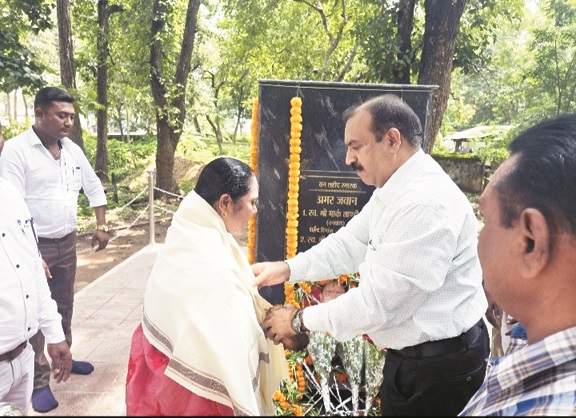 वन शहीदों को दी श्रद्धांजलि वन शहीदों को दी श्रद्धांजलि