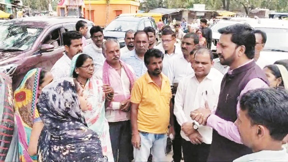 बाढ़ प्रभावितों से मिलने पहुँचे जिपं उपाध्यक्ष बाढ़ प्रभावितों से मिलने पहुँचे जिपं उपाध्यक्ष