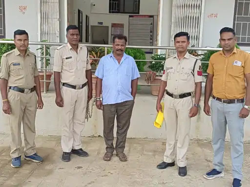 चेन माउंटेड को एसडीएम ने किया सील, उसी रात चुरा ले गए रेत माफिया, एक गिरफ्तार चेन माउंटेड को एसडीएम ने किया सील, उसी रात चुरा ले गए रेत माफिया, एक गिरफ्तार