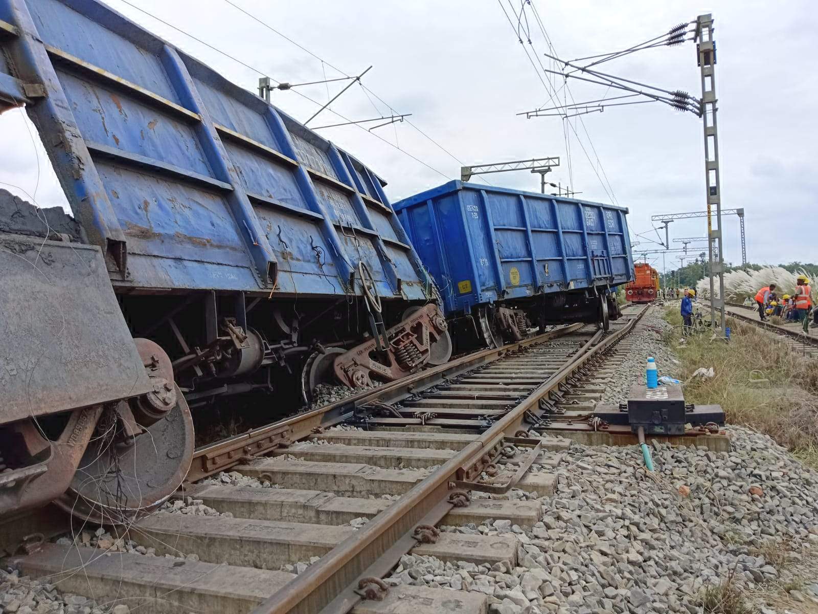 मालगाड़ी के 4 डिब्बे उतरे मालगाड़ी के 4 डिब्बे उतरे