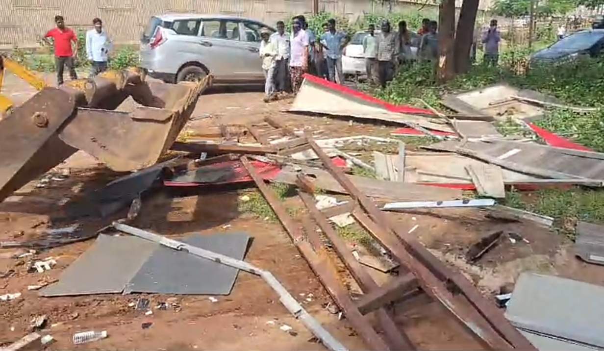 अवैध अतिक्रमण पर कार्रवाई जारी अवैध अतिक्रमण पर कार्रवाई जारी