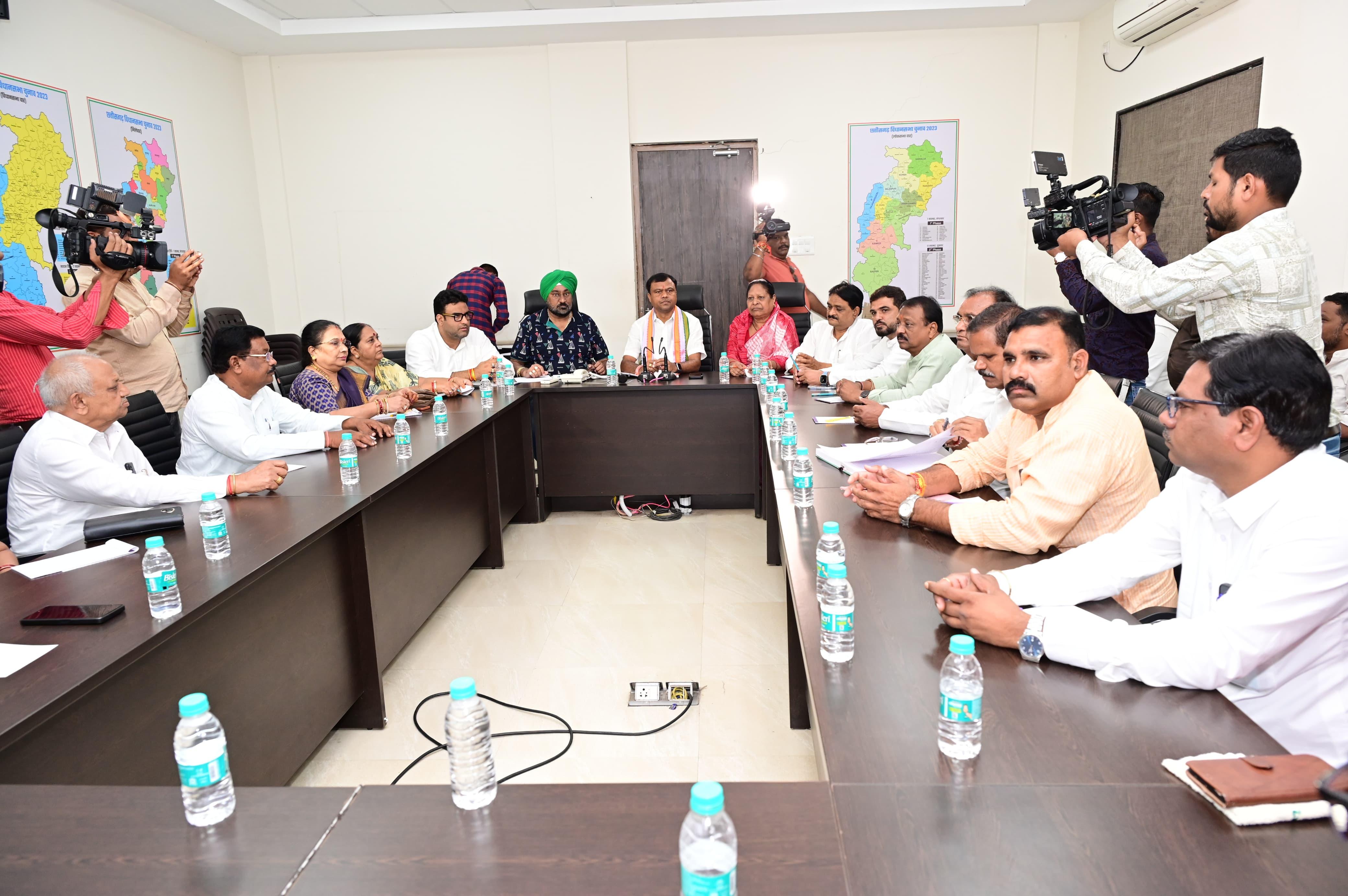 पायलट अपने दोनों प्रभारी सचिवों को लेकर 15 को आ रहे पायलट अपने दोनों प्रभारी सचिवों को लेकर 15 को आ रहे