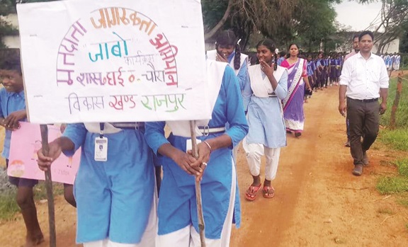 स्कूलों में मतदाता जागरूक अभियान