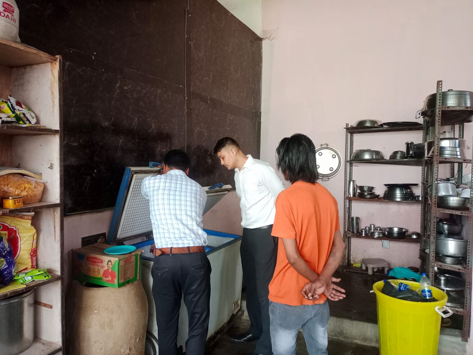 कालातीत खाद्य सामग्री, एसडीएम ने दिया नोटिस कालातीत खाद्य सामग्री, एसडीएम ने दिया नोटिस