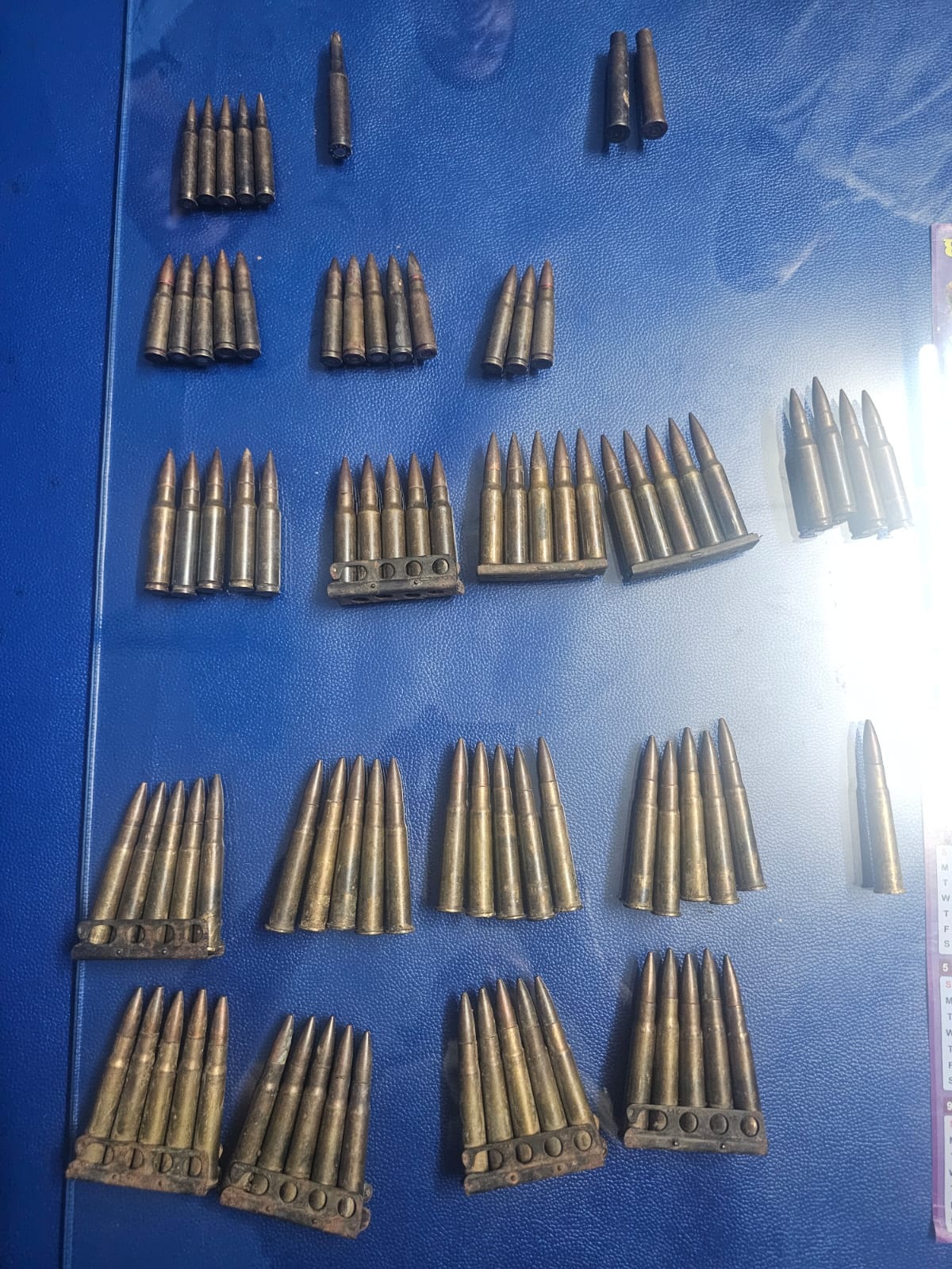 राइफल के 84 बुलेट्स नाले में बहते मिले, चोरी के बाद फेंकने का संदेह राइफल के 84 बुलेट्स नाले में बहते मिले, चोरी के बाद फेंकने का संदेह