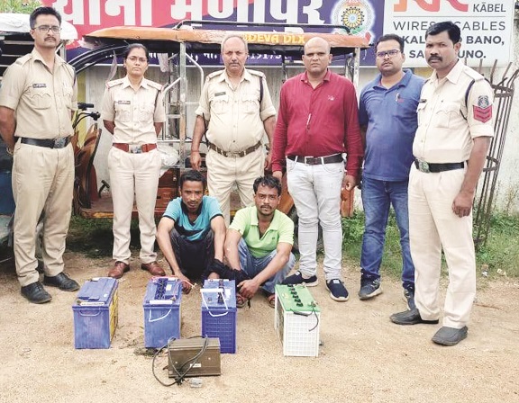 ई-ऑटो रिक्शा चोरी के 2 आरोपी गिरफ्तार ई-ऑटो रिक्शा चोरी के 2 आरोपी गिरफ्तार