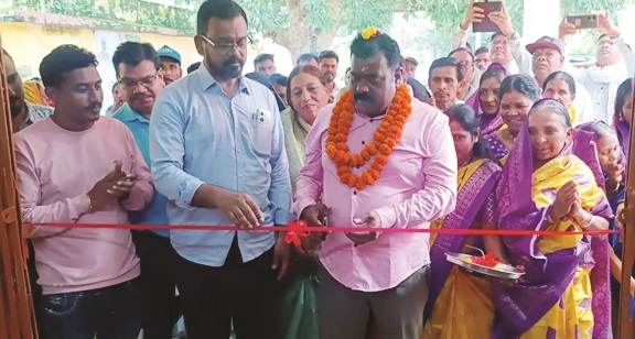 तीन नए राशन दुकान का विधायक नीलकंठ ने किया उद्घाटन तीन नए राशन दुकान का विधायक नीलकंठ ने किया उद्घाटन