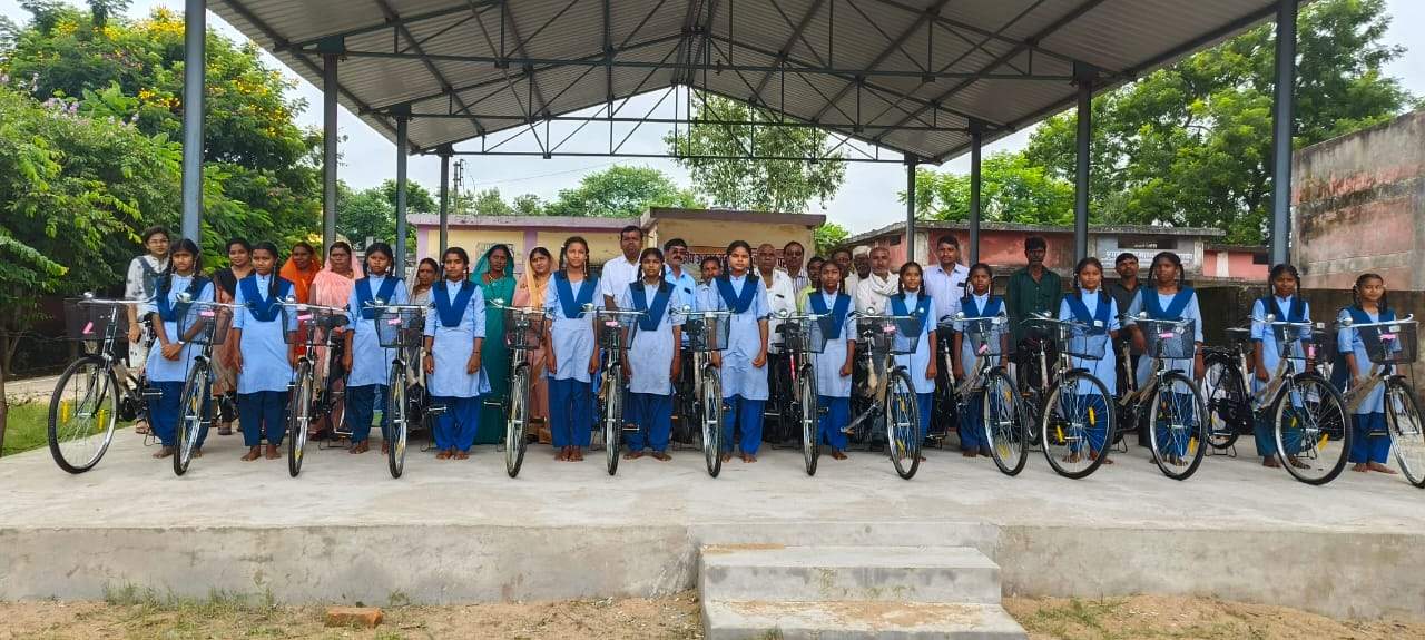 14 छात्राओं को मिली साइकिल