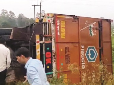 तेज रफ्तार ट्रक बिजली पोल को ठोकर मारते खेत में पलटा तेज रफ्तार ट्रक बिजली पोल को ठोकर मारते खेत में पलटा