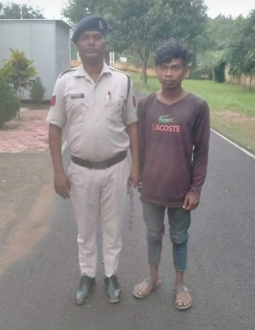 हथकड़ी सहित फरार आरोपी गिरफ्तार, अन्य की तलाश हथकड़ी सहित फरार आरोपी गिरफ्तार, अन्य की तलाश