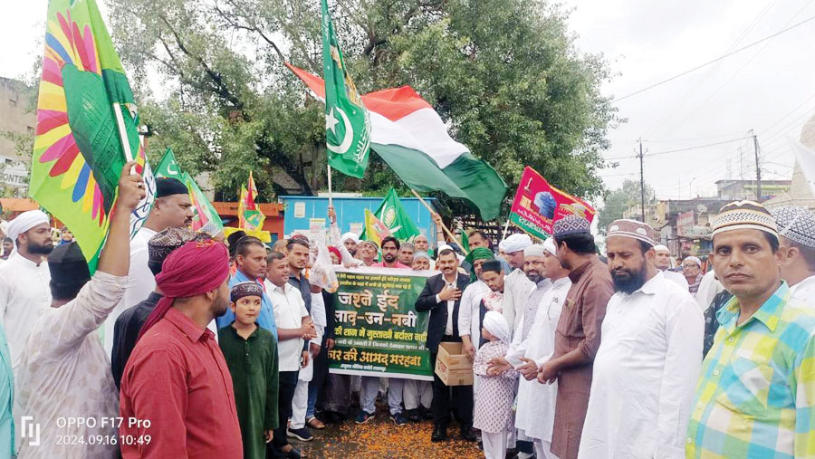 ईद मिलादुन्नबी पर बरसते पानी में निकाला जुलूस
