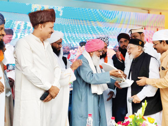 ईद मिलादुन्नबी पर निकाला जुलूस, आम जलसा का आयोजन