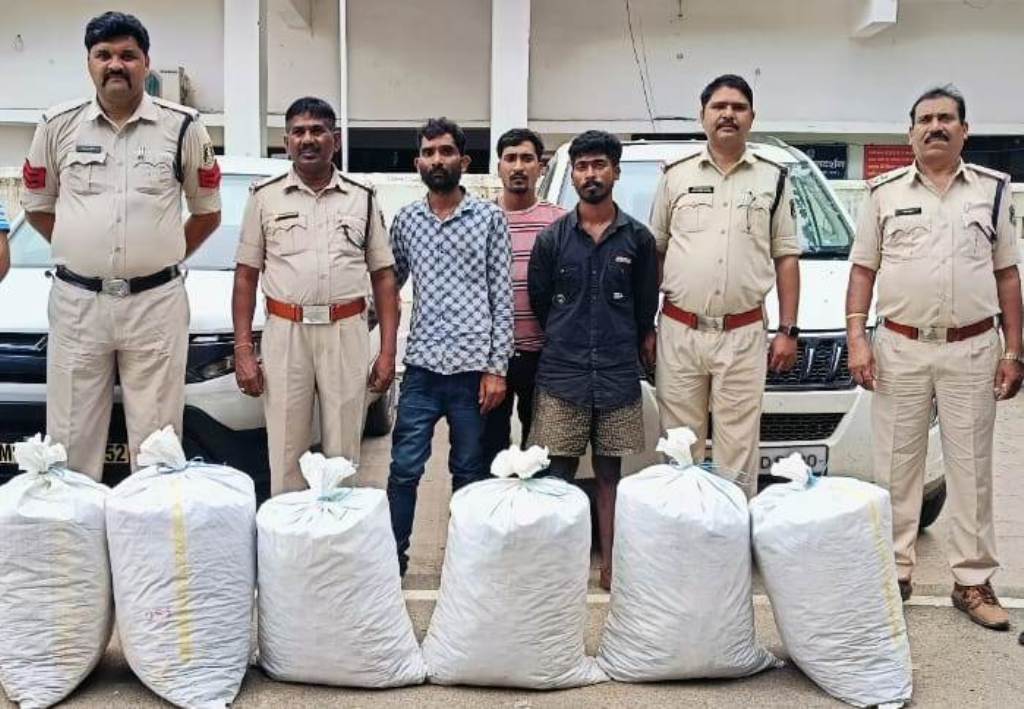 एमपी के तीन तस्कर गिरफ्तार, 21 लाख का गांजा व दो लग्जरी गाड़ियां जब्त  