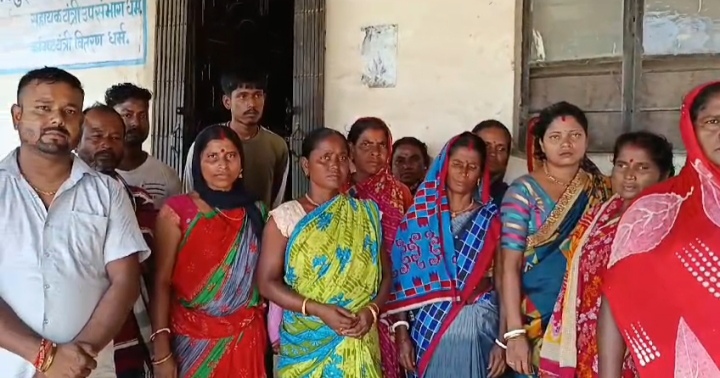 कई दिनों से ट्रांसफार्मर खराब, महिलाओं ने बिजली दफ्तर घेरा कई दिनों से ट्रांसफार्मर खराब, महिलाओं ने बिजली दफ्तर घेरा