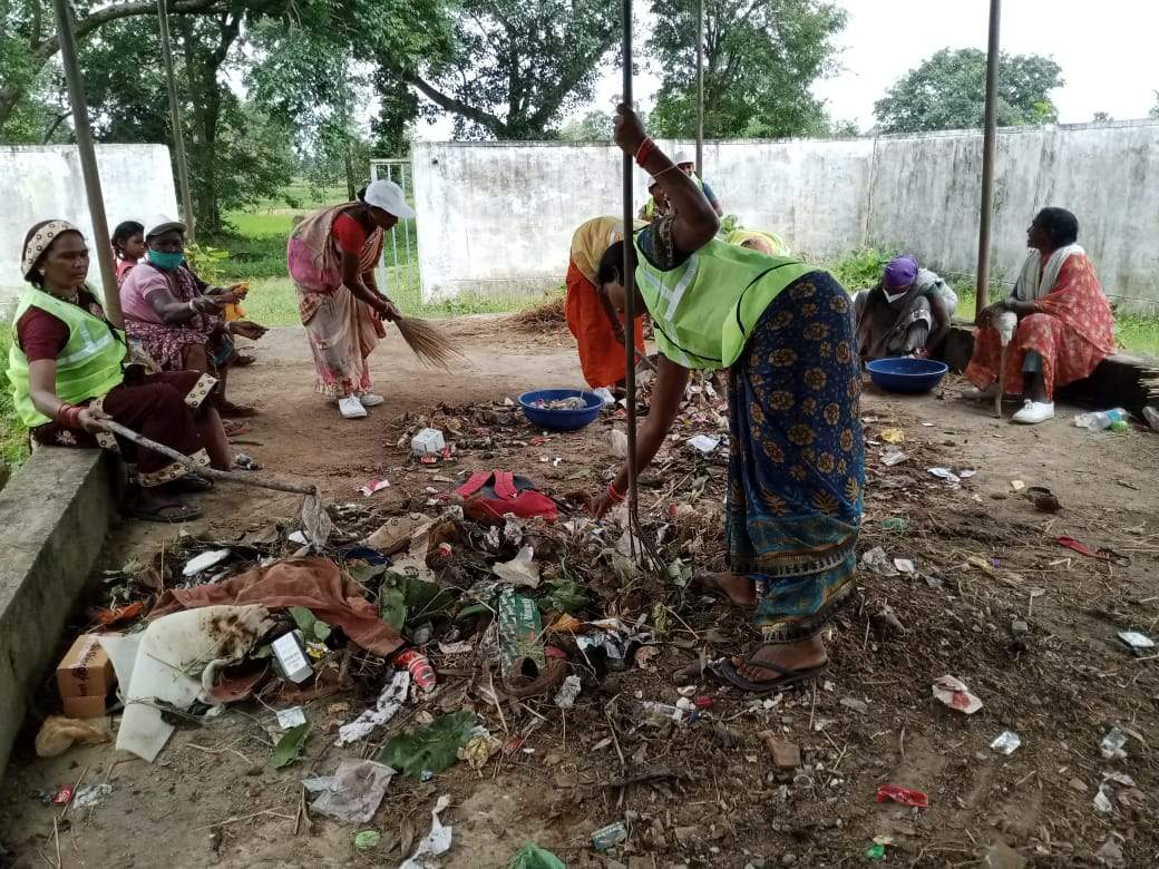 कचरा मुक्त गांव बनने घर-घर से किया जा रहा कचरा संग्रहण कचरा मुक्त गांव बनने घर-घर से किया जा रहा कचरा संग्रहण