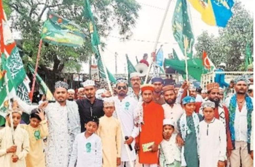 जश्ने ईद मिलादुन्नबी पर निकला जुलूस, शरबत बांटे