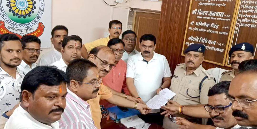 भाजपाई थाने पहुंचे, तहसीलदार पर एफआईआर की मांग  टीआई को ज्ञापन