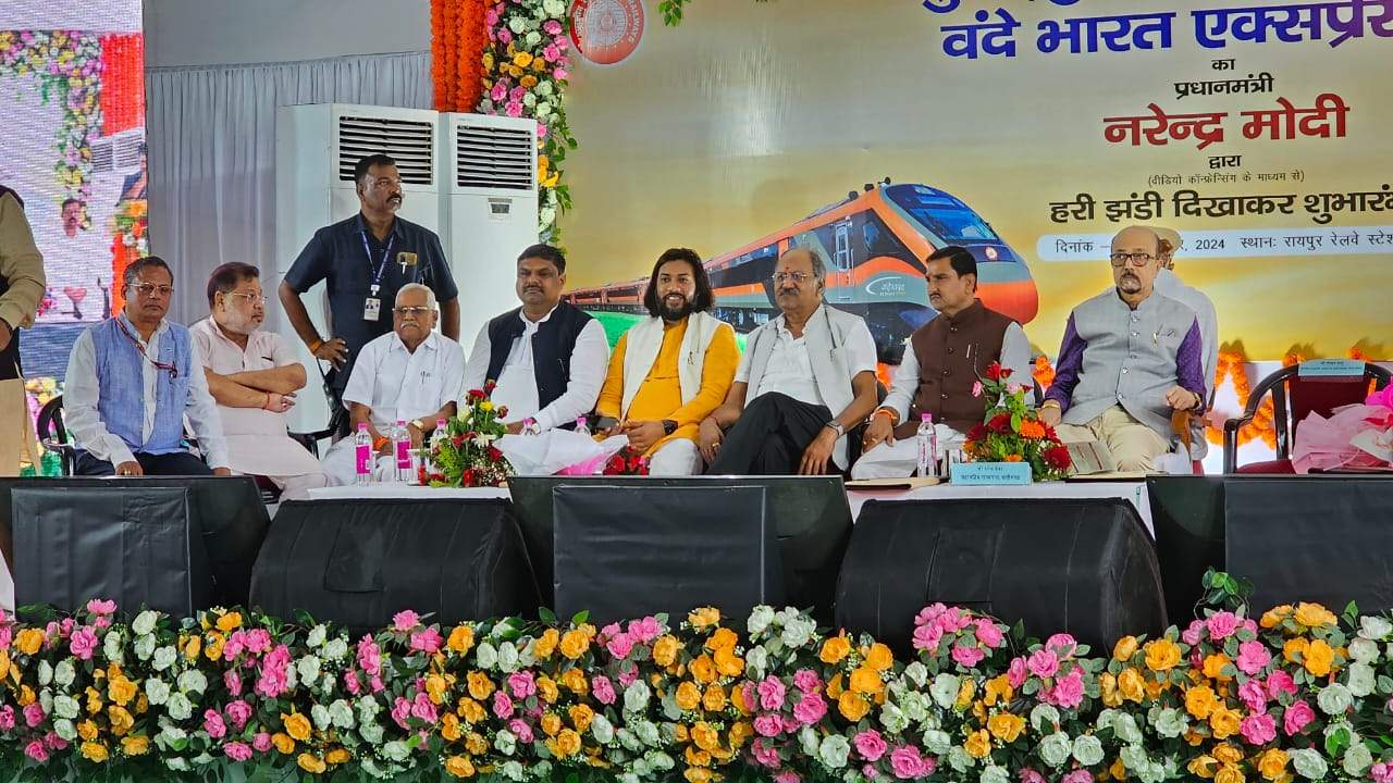वंदेभारत शुरू होने पर विधायक ने दी बधाई वंदेभारत शुरू होने पर विधायक ने दी बधाई