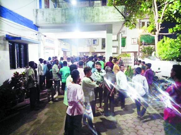 मारपीट से आक्रोशित लोगों  ने आधी रात थाना घेरा