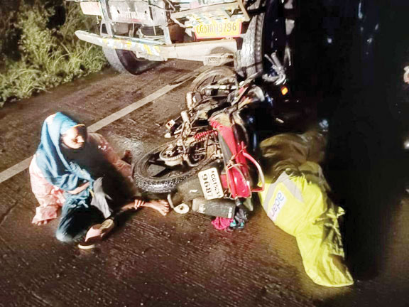 खड़ी ट्रक के पीछे जा घुसे बाइक सवार दंपति