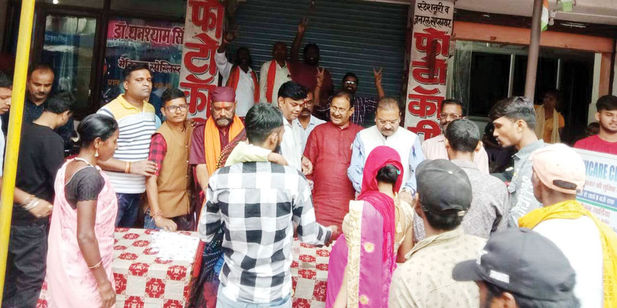 पीएम मोदी के जन्मदिन पर भाजपा द्वारा भंडारा