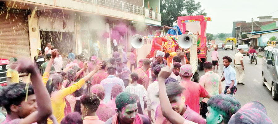 गणपति बप्पा मोरया, अगले बरस तू जल्दी आ... गणपति बप्पा मोरया, अगले बरस तू जल्दी आ...