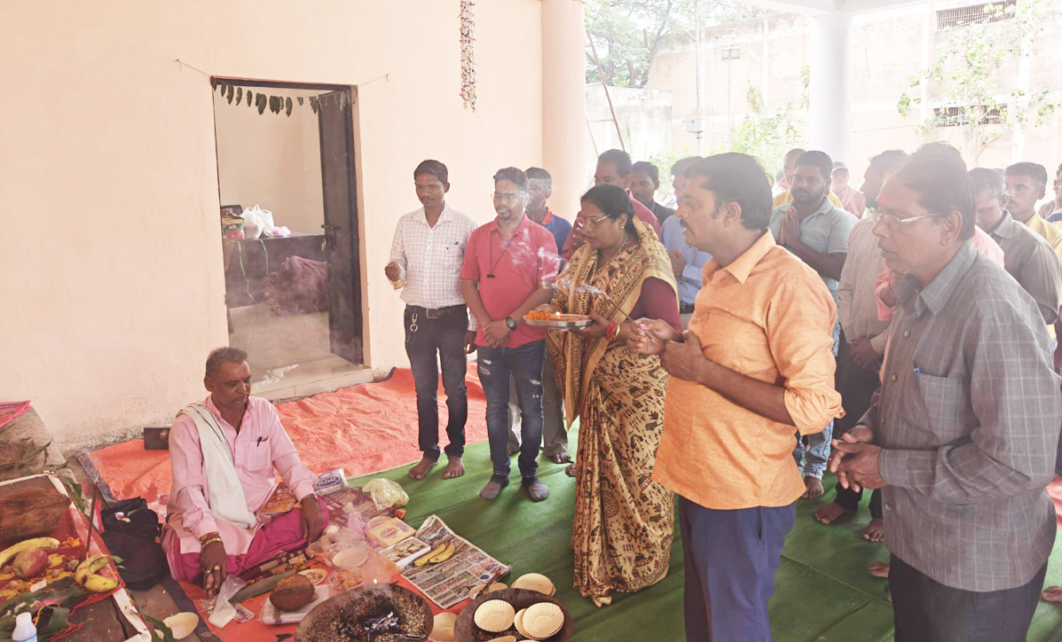विश्वकर्मा जयंती: नगर निगम के तकनीकी शाखाओं में पूजा-अर्चना विश्वकर्मा जयंती: नगर निगम के तकनीकी शाखाओं में पूजा-अर्चना