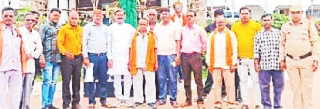 हत्यारों को कड़ी से कड़ी सजा देने सौंपा ज्ञापन 