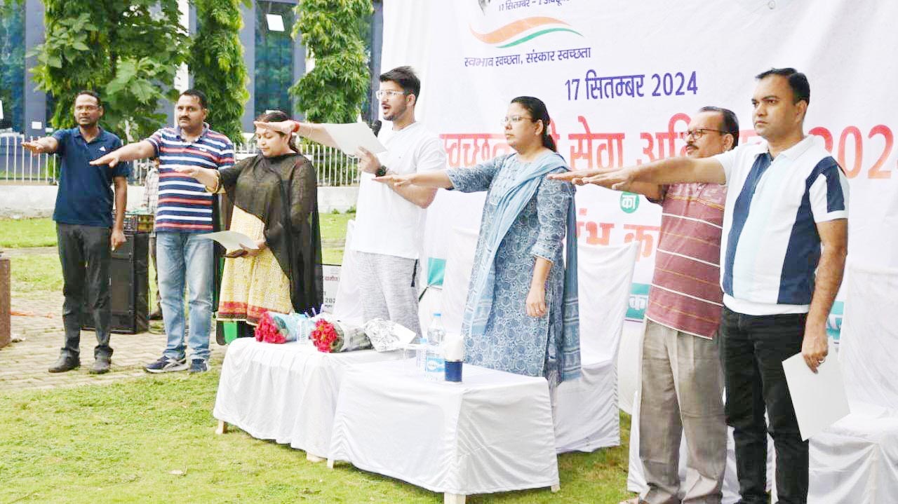 साफ सफाई व श्रमदान कर कलेक्टर ने किया स्वच्छता ही सेवा अभियान का शुभारंभ साफ सफाई व श्रमदान कर कलेक्टर ने किया स्वच्छता ही सेवा अभियान का शुभारंभ