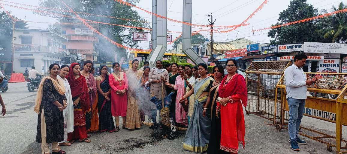 भाजपा नेताओं का पुतला फूंका भाजपा नेताओं का पुतला फूंका