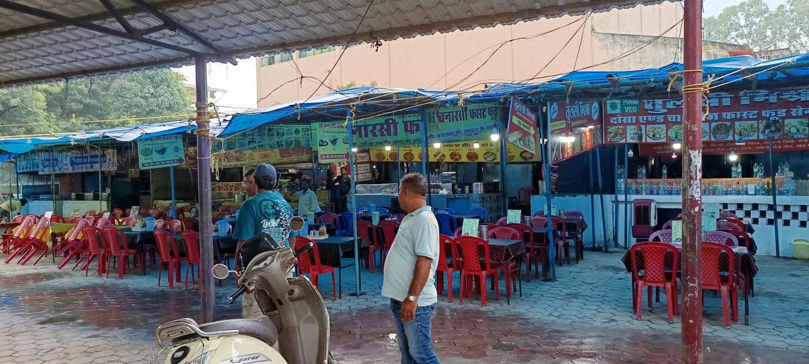 चौपाटी के आधा दर्जन से अधिक दुकानों में चोरी, कई में तोडफ़ोड़ चौपाटी के आधा दर्जन से अधिक दुकानों में चोरी, कई में तोडफ़ोड़