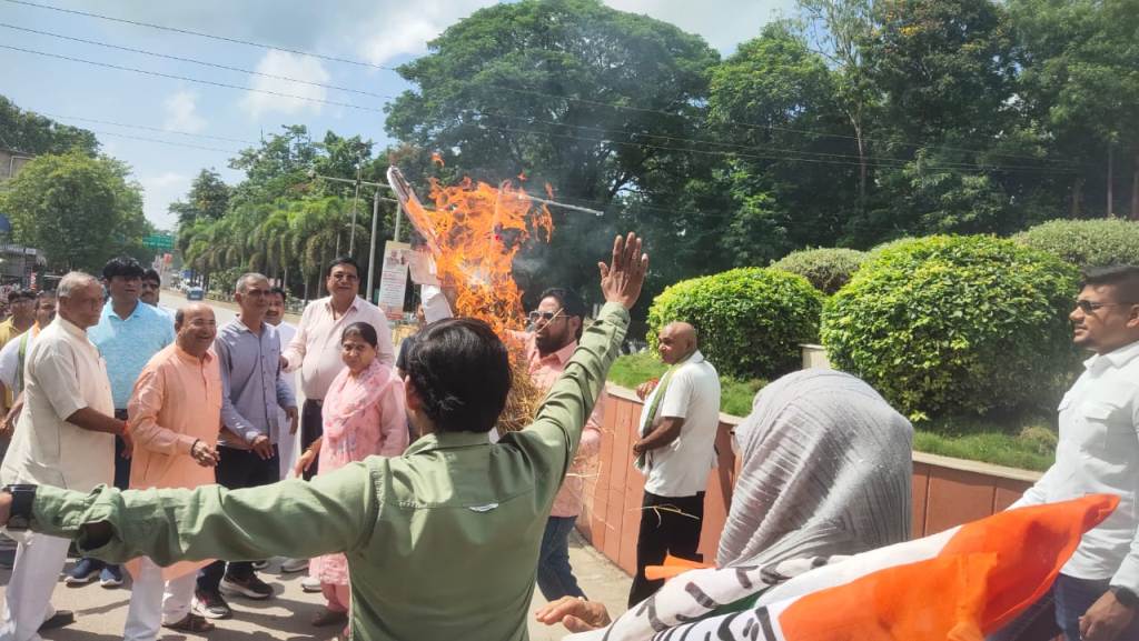 राहुल के खिलाफ बयानों के विरोध में कांग्रेस ने बिट्टू व गायकवाड़ का पुतला फूंका