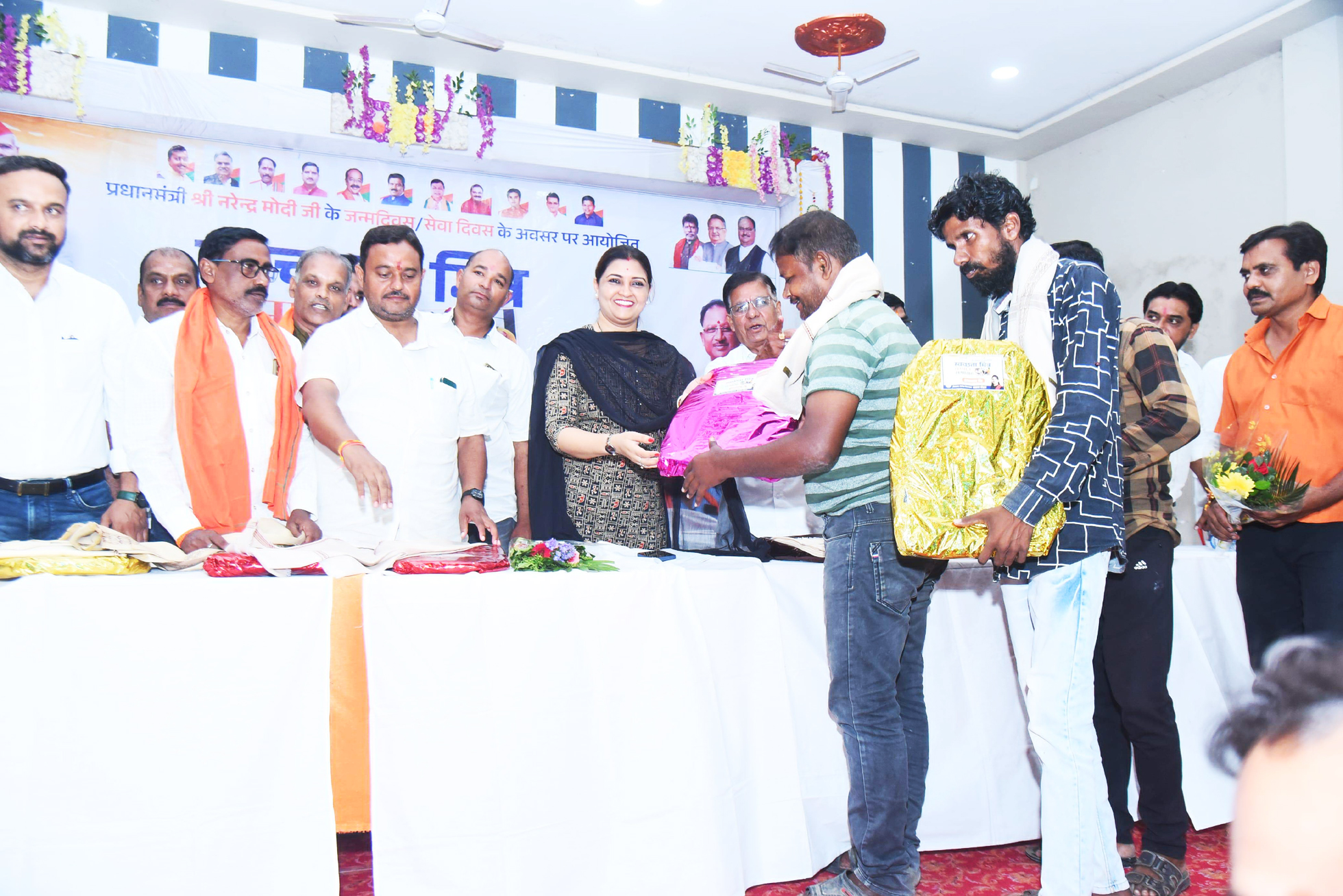 पीएम के जन्मदिन पर विधायक ने किया स्वच्छता मित्रों का सम्मान पीएम के जन्मदिन पर विधायक ने किया स्वच्छता मित्रों का सम्मान