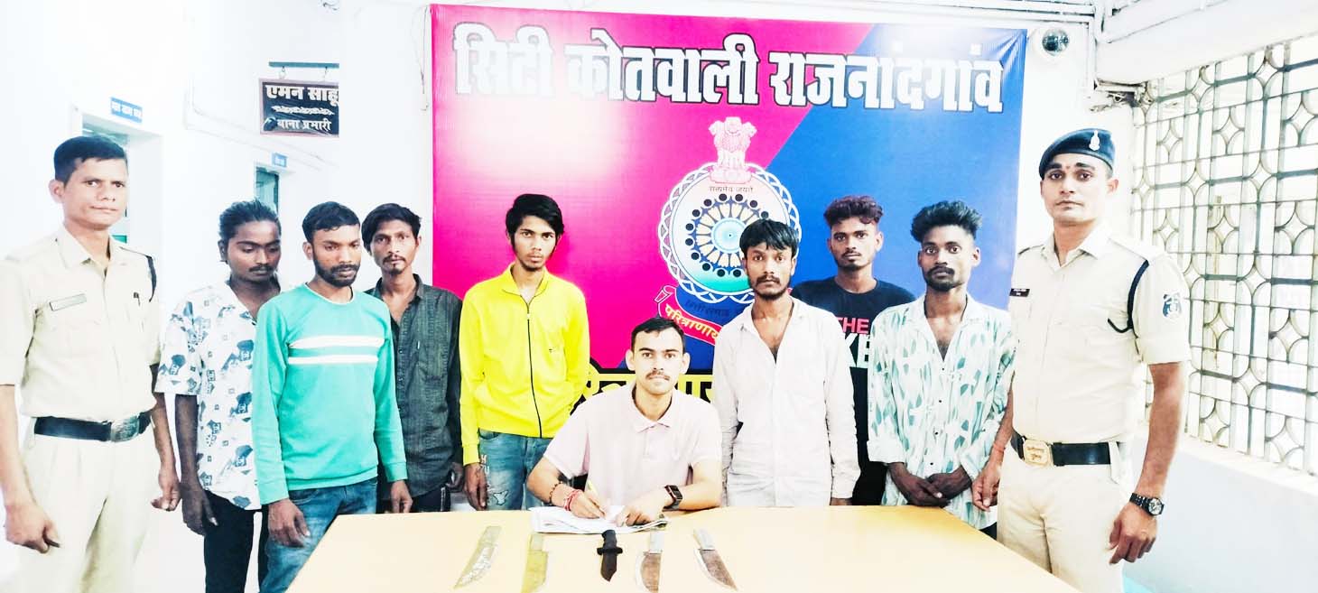 विसर्जन झांकी में हथियार लेकर घूमते 5 गिरफ्तार विसर्जन झांकी में हथियार लेकर घूमते 5 गिरफ्तार