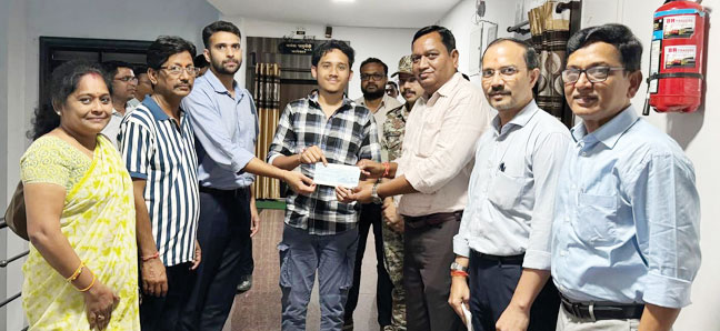 कमिश्नर ने दिया आशुतोष को चेक कमिश्नर ने दिया आशुतोष को चेक