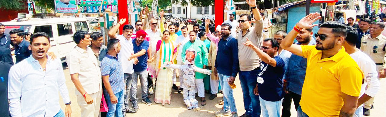 कांग्रेसियों ने केंद्रीय मंत्री रवनीत सिंह बिट्टू का पुतला फूंका