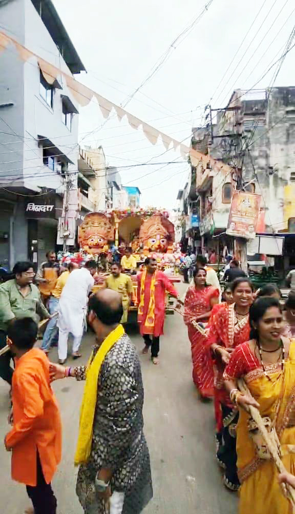 रथ खींचकर गणपति विसर्जन का शुभारंभ रथ खींचकर गणपति विसर्जन का शुभारंभ