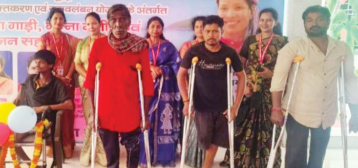दिव्यांगों को सहायक उपकरण