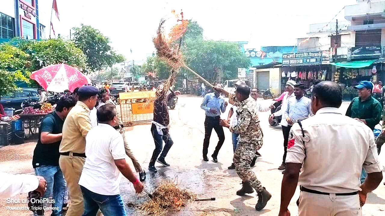गृहमंत्री का पुतला फूंका गृहमंत्री का पुतला फूंका