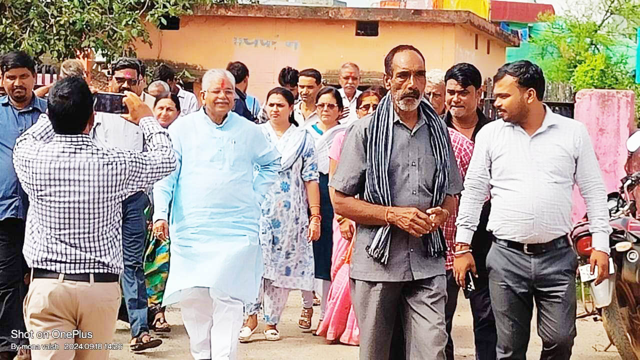 आंगनबाड़ी केन्द्र में वजन त्यौहार आंगनबाड़ी केन्द्र में वजन त्यौहार