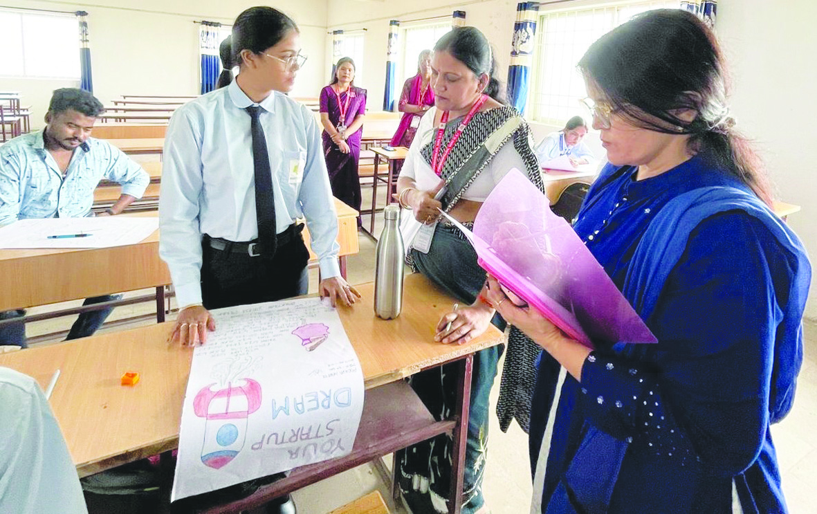 भारती विवि में पोस्टर मेकिंग प्रतियोगिता आयोजित भारती विवि में पोस्टर मेकिंग प्रतियोगिता आयोजित