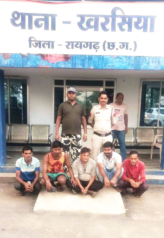 जुआ खेलते 5 बंदी,  10 हजार जब्त