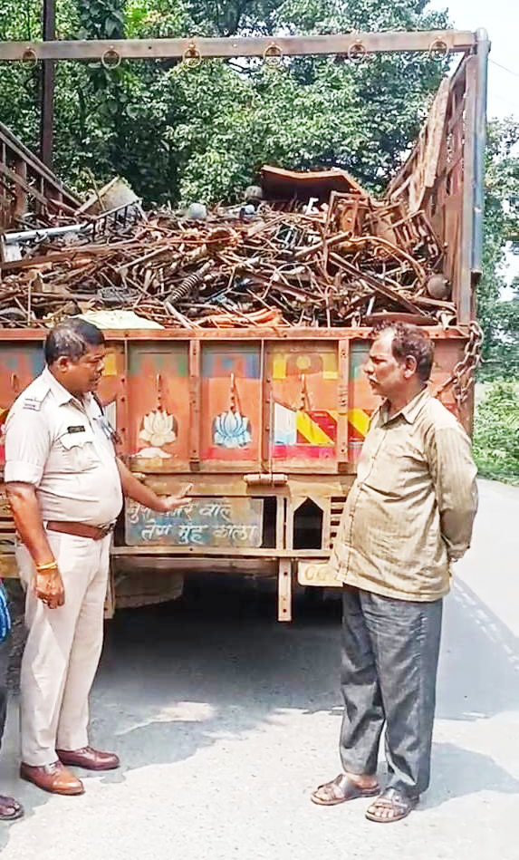 वाहन में लोड 7 टन अवैध कबाड़ संग आरोपी गिरफ्तार