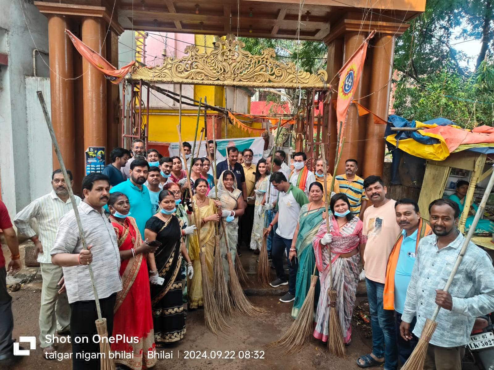 तालाब सफाई अभियान चला स्वच्छता की सेवा में तालाब सफाई अभियान चला स्वच्छता की सेवा में